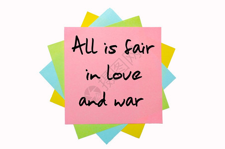 文字在爱和战争中都是公平的用手字写在一堆彩色粘贴笔记上图片
