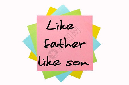 文字就像父亲儿子用手字写在一堆有色粘贴笔记上图片