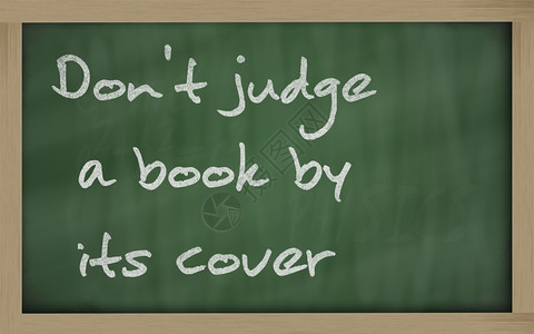 黑板写作不要用封面来评判一本书背景图片