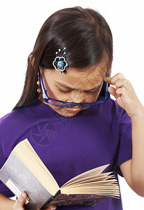 年轻女孩阅读一本书思考的内容图片