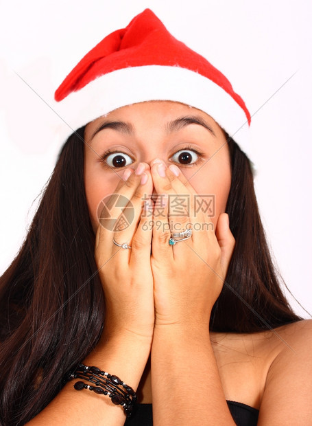 穿着圣诞礼帽的女孩在圣诞节感到惊讶和兴奋图片