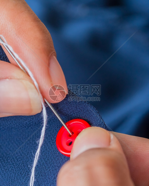 代表制衣师缝纫按钮和服装图片