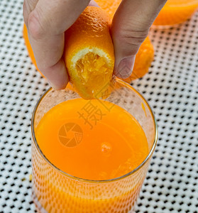 新鲜橙汁表示果和挤压图片