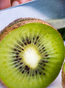 Kiwi代表有机产品和天然制的Kiwi水果图片