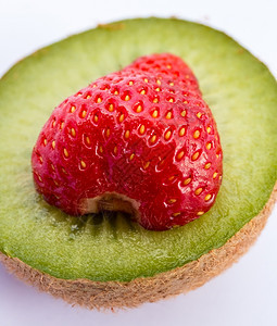 草莓和Kiwi露出汁基维果和水图片