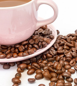 咖啡豆旁边的一杯咖啡新鲜酿的咖啡豆图片