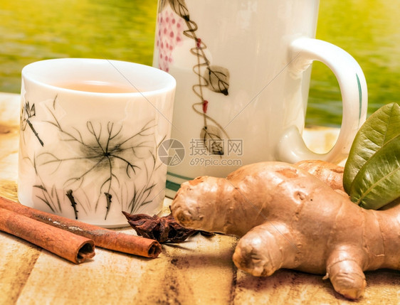 姜茶意指天然杯和草药图片