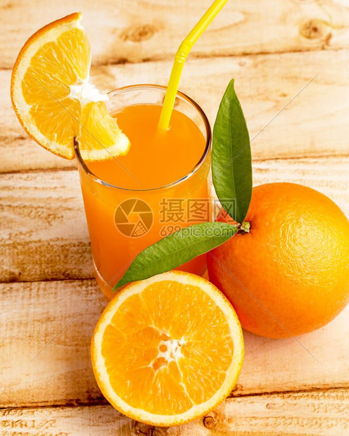代表热带水果和橙子的汁饮料图片