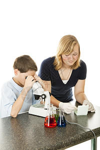 科学班的小生使用显微镜孤立在白色上图片
