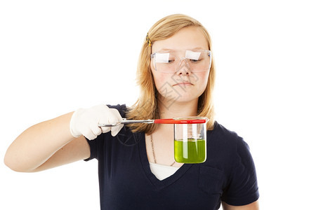 年轻女孩在做化学看着一种谷类绿色物质孤立在白色上图片