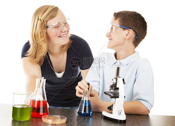 男生和女在科学课上玩得很开心白人背景图片