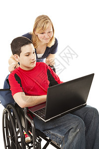 青少年儿童使用计算机其中一人坐在轮椅上与世隔绝图片