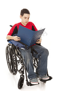 残疾的少年男孩在轮椅上阅读全身被隔离图片