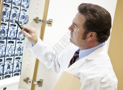 Chiroprator检查病人脊椎的CT扫描图片