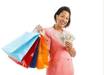 美丽的非洲女人拿着购物袋和钱孤立在白色上图片