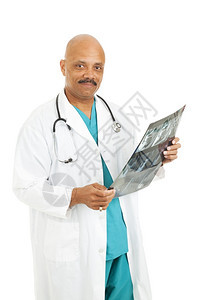英俊的非洲美国医生阅读病人的X光检查结果图片