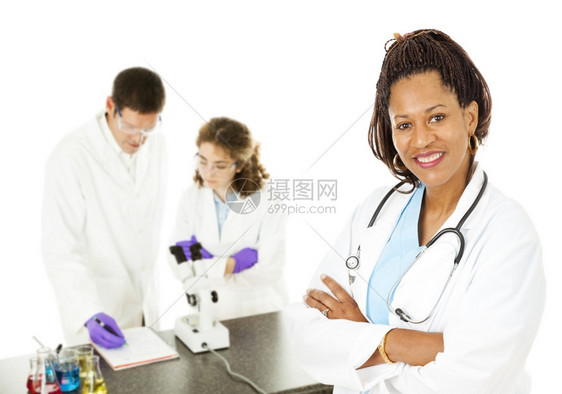 非裔美籍女医生背景有实验室技术孤立的白种人图片