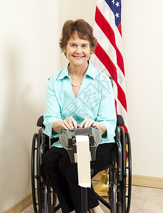 坐在轮椅上的残疾妇女作为法院记者的职业生涯十分出色图片