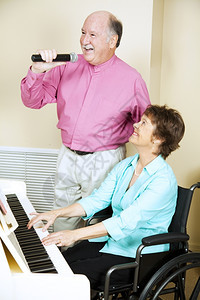 快乐的成熟夫妇一起演奏音乐她残疾了图片