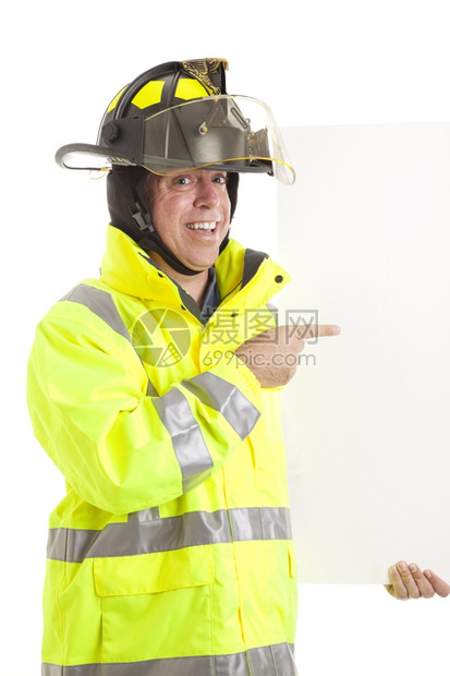 快乐热情的消防员拿着白的牌准备发短信图片
