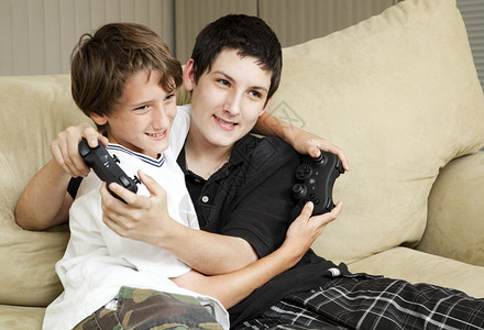 两个情侣兄弟一起玩电子游戏图片