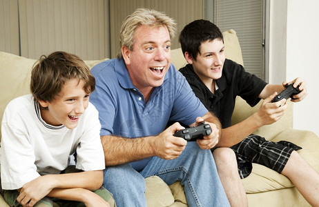 叔和侄子玩电游戏也可能是父亲图片