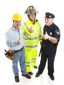 一群蓝领工人建筑消防员警官给人指路牌图片