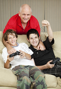 父亲和儿子在一起玩电游戏图片