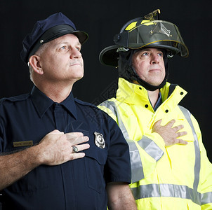 警察和消防员宣誓效忠以黑人背景拍摄图片