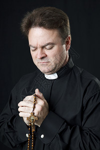 天主教神父用他的圣珠祷告图片
