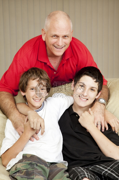 一个慈爱的父亲和他两个儿子肖像图片