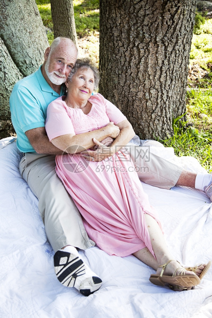 高龄情侣在树下的户外放松图片