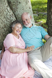 美丽的老年夫妇享受一个浪漫的时刻在公园里图片