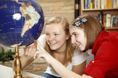 图书馆里的年轻女孩正在寻找全球各国背景图片