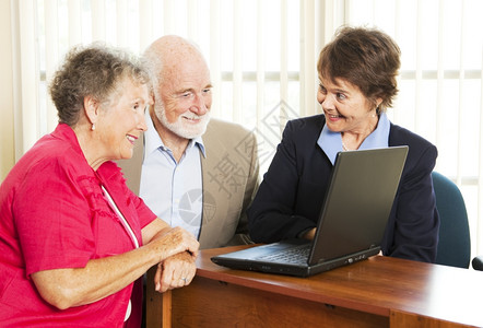 投机销售妇女向老年夫提供金融服务背景图片