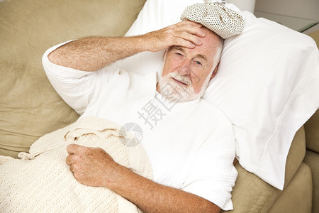 老年男子在床上生病头部有冰块可能是宿醉或生病图片