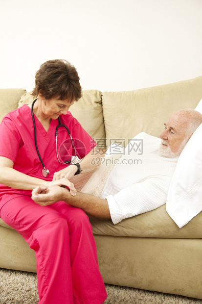 家庭保健护士取老年病人的脉搏图片