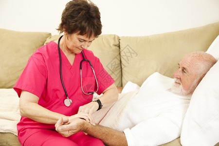 家庭保健护士对一位老年病人进行脉搏检查图片