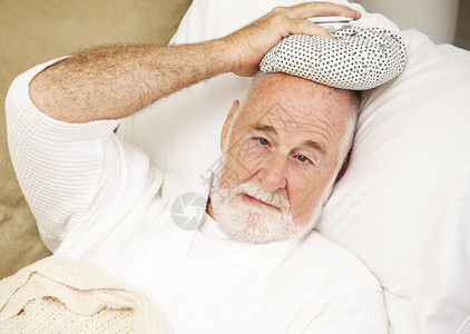 老年男子因感冒或宿醉而生病回家图片