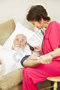 家庭保健护士对老年病人的血压进行检查垂直观察图片