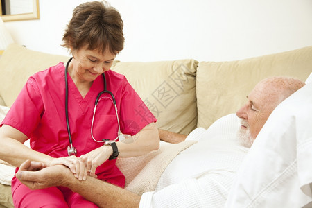 家庭保健护士负责接听一位长者家庭病人的脉搏图片