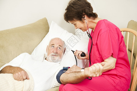 家庭保健护理士接受高血压患者的图片