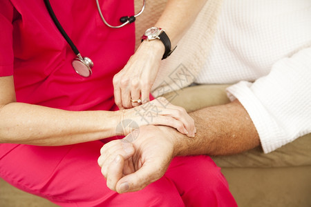 家庭保健护士亲手切除老年病人的脉搏图片