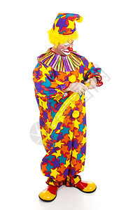 小丑把气球扭曲成动物的形状全身被隔离图片