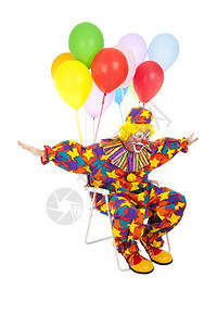 滑稽小丑在草坪椅子上飞过空中面有气球白的孤立无援图片