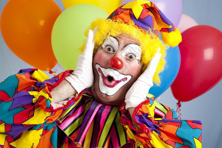 生日小丑穿着全套服装看起来很惊讶图片