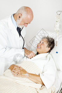 医生用听诊器倾一位老年住院病人的心脏图片