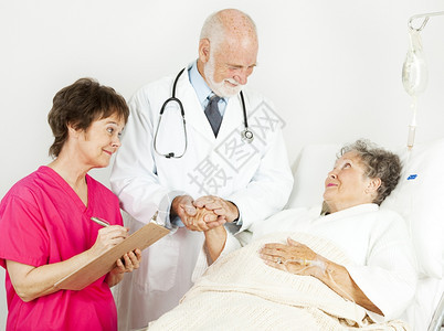 在医院治疗高龄妇女的医生和护士图片