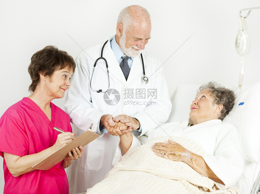 在医院治疗高龄妇女的医生和护士图片