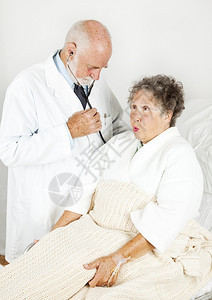 医生在院检查他的老年女病人图片